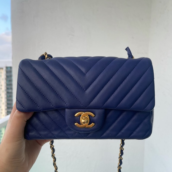 CHANEL Mini Lambskin flap bag - Picture 5 of 11